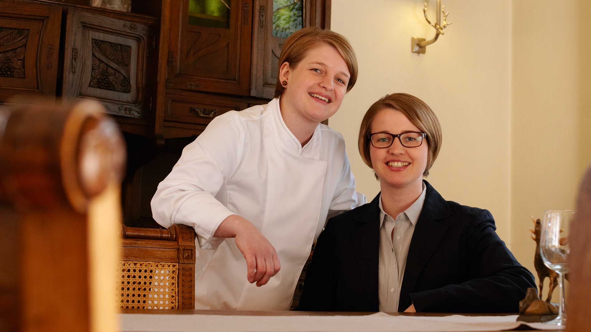 Alexandra Weißenfels-Seemer und Julia Seemer im Jagdzimmer
