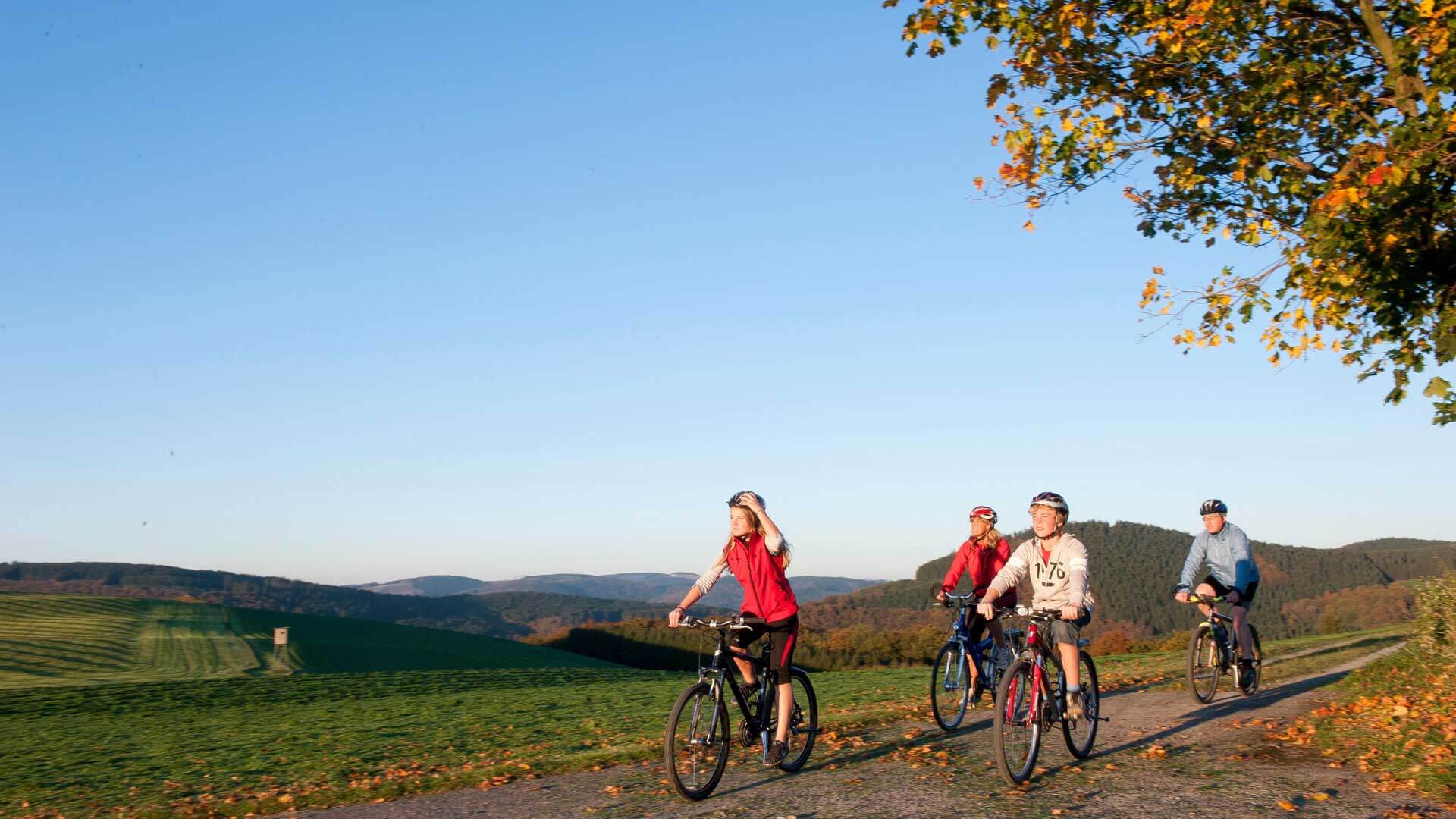 Fahrradfahren im Sauerland Familie im Herbst
