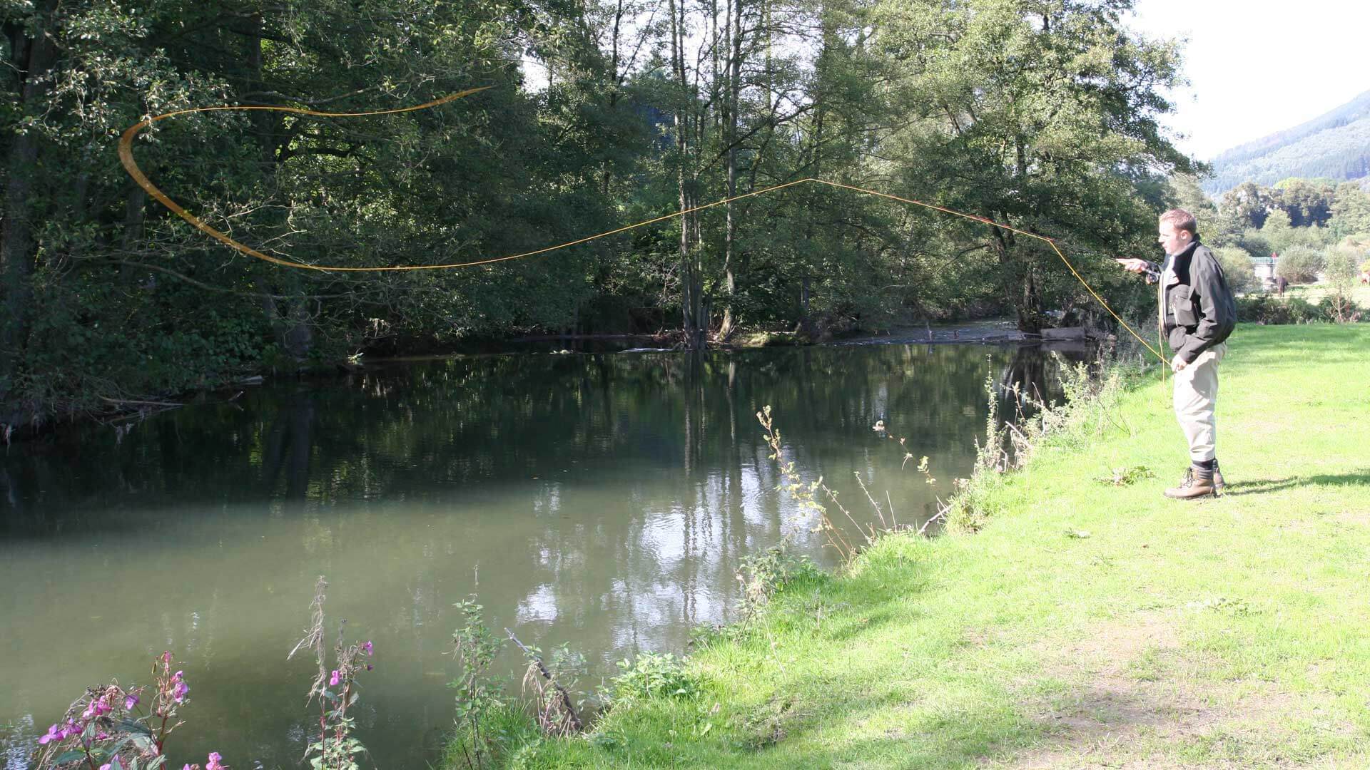 Fliegenfischen an der Wenne Ein Mann am Ufer