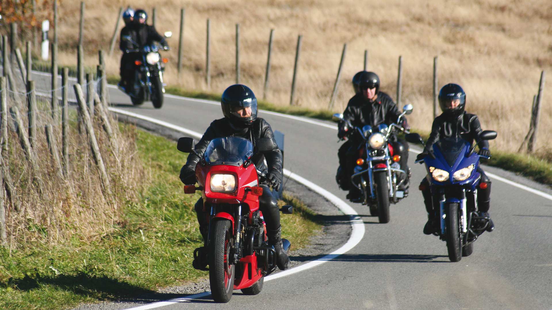 Motorradfahren im Sauerland - Motorradgruppe im Herbst