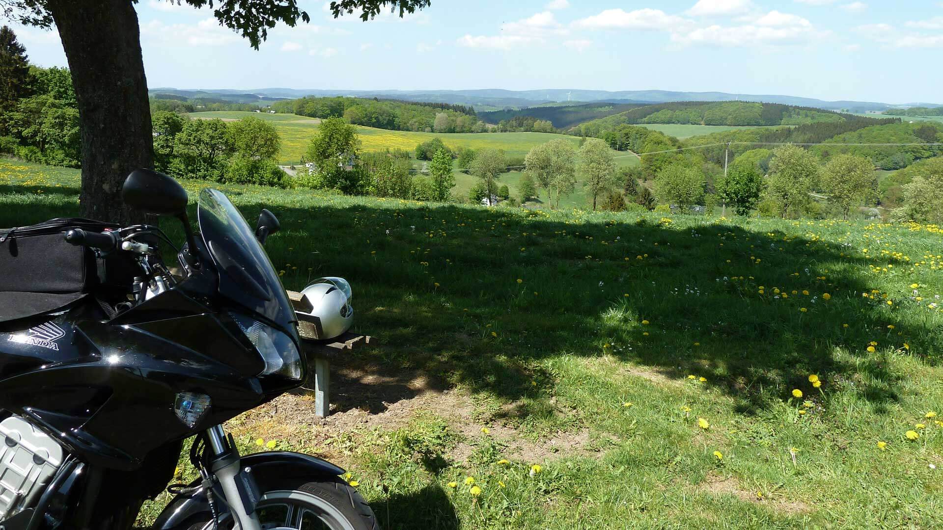 Motorradfahren im Sauerland - Motorradpause mit Ausblick